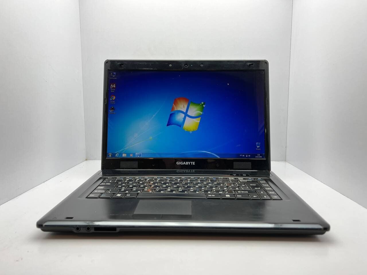 Ноутбук GIGABYTE E1500 / 15.6" (1366x768) TN / Intel Pentium T4400 (2 ядра по 2.2 GHz) / 4 GB DDR2 / 320 GB HDD / Intel GMA Graphics 4500M / Акб не держит - Зображення 2