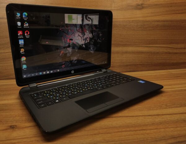 Ноутбук HP 15-1010dx / 15.6" (1366x768) TN Touch / Intel Core i3-4010U (2 (4) ядра по 1.7 GHz) / 8 GB DDR3 / 256 GB SSD / Intel HD Graphics 4400 / WebCam / Windows 10 - Зображення 4