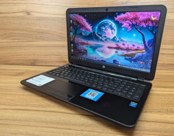 Ноутбук HP 15-r018dx / 15.6" (1366x768) TN / Intel Core i3-4010U (2 (4) ядра по 1.7 GHz) / 8 GB DDR3 / 240 GB SSD / Intel HD Graphics 4400 / WebCam / Windows 10 - Зображення 5