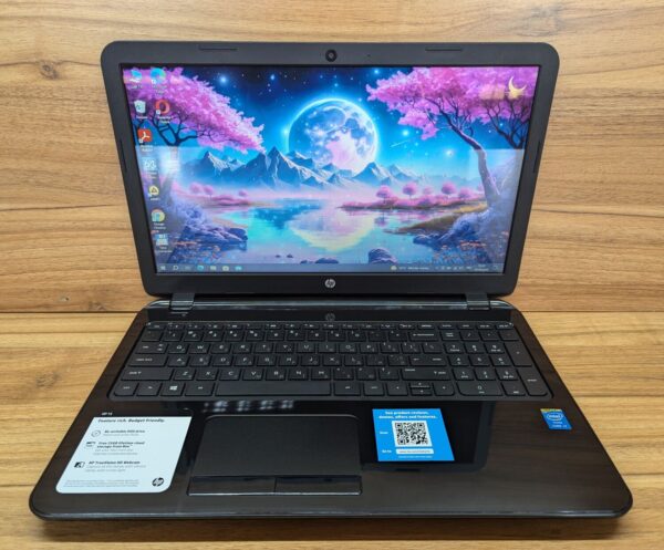 Ноутбук HP 15-r018dx / 15.6" (1366x768) TN / Intel Core i3-4010U (2 (4) ядра по 1.7 GHz) / 8 GB DDR3 / 240 GB SSD / Intel HD Graphics 4400 / WebCam / Windows 10 - Зображення 2
