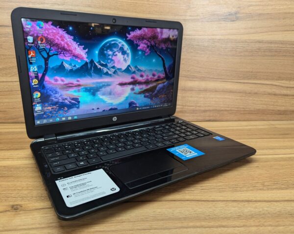 Ноутбук HP 15-r018dx / 15.6" (1366x768) TN / Intel Core i3-4010U (2 (4) ядра по 1.7 GHz) / 8 GB DDR3 / 240 GB SSD / Intel HD Graphics 4400 / WebCam / Windows 10 - Зображення 4