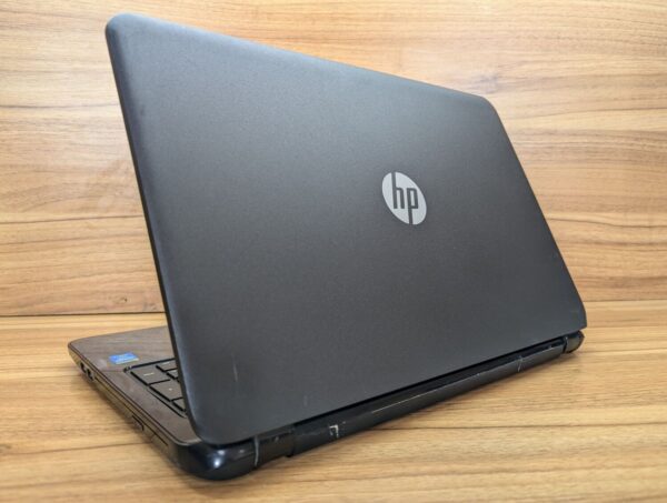Ноутбук HP 15-r018dx / 15.6" (1366x768) TN / Intel Core i3-4010U (2 (4) ядра по 1.7 GHz) / 8 GB DDR3 / 240 GB SSD / Intel HD Graphics 4400 / WebCam / Windows 10 - Зображення 6