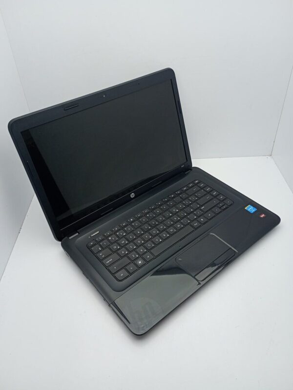 Ноутбук HP 2000 / 15.6" (1366x768) TN / Intel Pentium B960 (2 ядра по 2.2 GHz) / 6 GB DDR3 / 500 GB HDD / AMD Radeon HD 7400M, 1 GB GDDR3, 64-bit / WebCam - Зображення 3