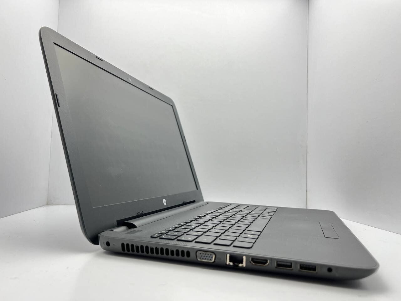 Ноутбук HP 255 G4 / 15.6" (1366x768) TN / AMD E1-6015 (2 ядра по 1.4 GHz) / 4 GB DDR3 / 240 GB SSD / AMD Radeon R2 Graphics / WebCam - Зображення 3