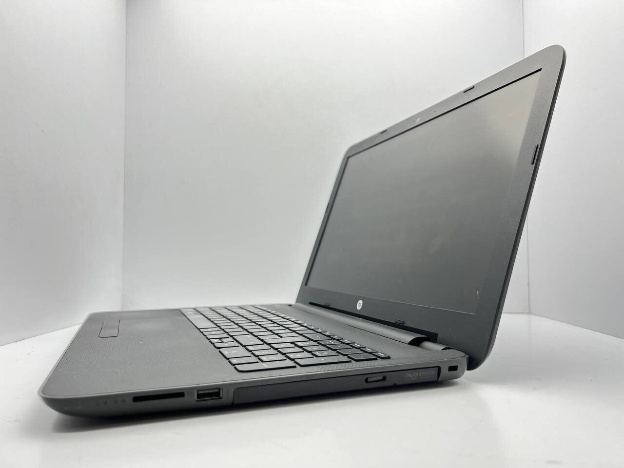 Ноутбук HP 255 G4 / 15.6" (1366x768) TN / AMD E1-6015 (2 ядра по 1.4 GHz) / 4 GB DDR3 / 240 GB SSD / AMD Radeon R2 Graphics / WebCam - Зображення 4