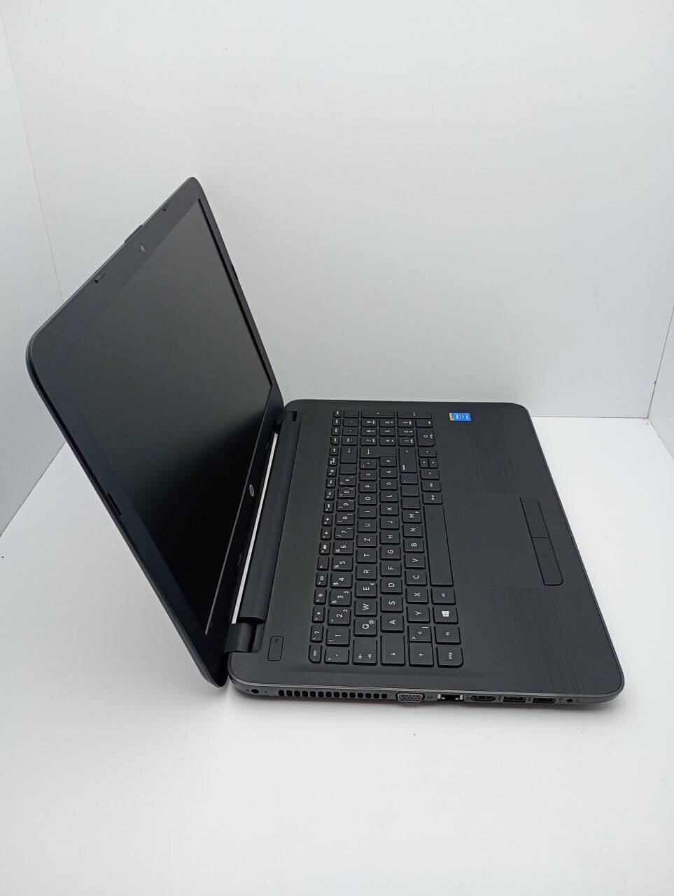 Ноутбук HP 250 G5 / 15.6" (1366x768) TN / Intel Core i3-5005U (2 (4) ядра по 2.0 GHz) / 8 GB DDR3 / 120 GB SSD / Intel HD Graphic 5500 / WebCam - Зображення 3