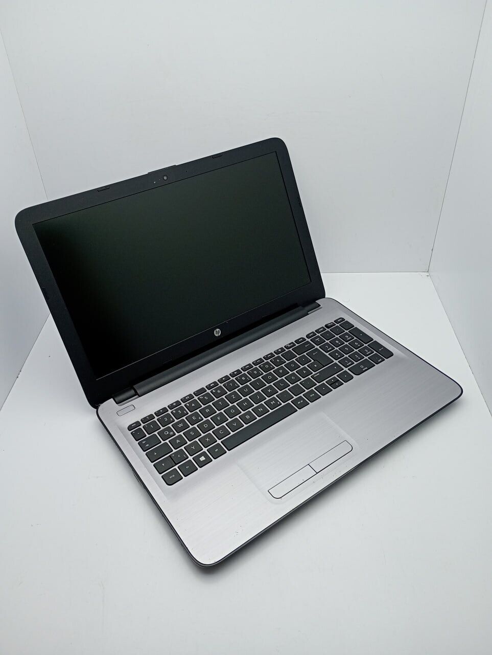Ноутбук HP 255 G5 / 15.6" (1366x768) TN / Intel Core i3-370M (2 (4) ядра по 2.4 GHz) / 8 GB DDR3 / 500 GB HDD / Intel HD Graphics / WebCam - Зображення 3