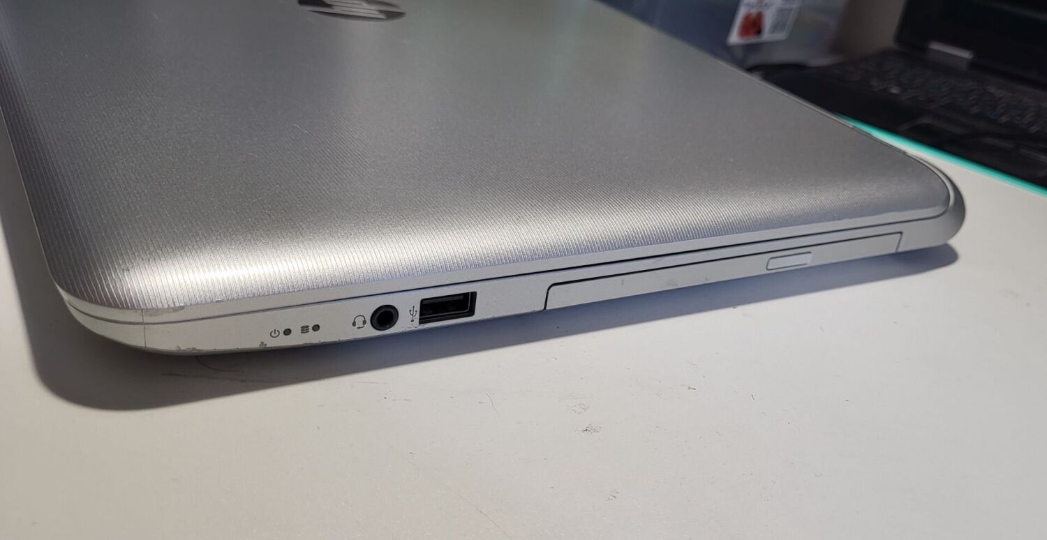 Ноутбук Б-клас HP Pavilion 17 / 17.3" (1600x900) TN / AMD A4-6210 (4 ядра по 1.8 GHz) / 8 GB DDR3 / 120 GB SSD / AMD Radeon R3 Graphics / WebCam / АКБ відсутня - Зображення 3