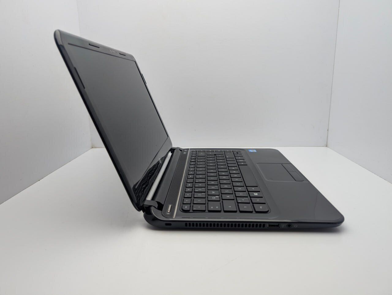 Ноутбук HP Pavilion SleekBook 14 / 14" (1366x768) TN / Intel Core i3-3217U (2 (4) ядра по 1.8 GHz) / 6 GB DDR3 / 240 GB SSD / Intel HD Graphics 4000 / WebCam - Зображення 5