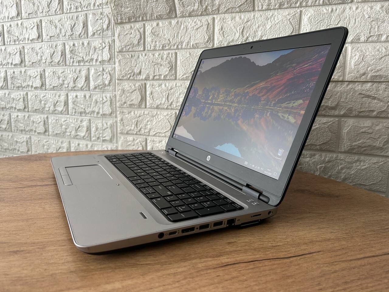 Ноутбук Б-клас HP ProBook 650 G3 / 15.6" (1366x768) TN / Intel Core i7-7600U (2 (4) ядра по 2.8 - 3.9 GHz) / 8 GB DDR4 / 256 GB SSD / AMD Radeon R7 M350, 2 GB DDR3, 64-bit / WebCam - Зображення 5