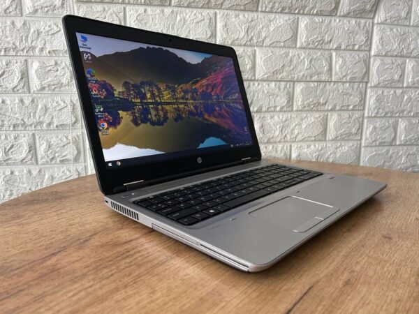 Ноутбук Б-клас HP ProBook 650 G3 / 15.6" (1366x768) TN / Intel Core i7-7600U (2 (4) ядра по 2.8 - 3.9 GHz) / 8 GB DDR4 / 256 GB SSD / AMD Radeon R7 M350, 2 GB DDR3, 64-bit / WebCam - Зображення 4