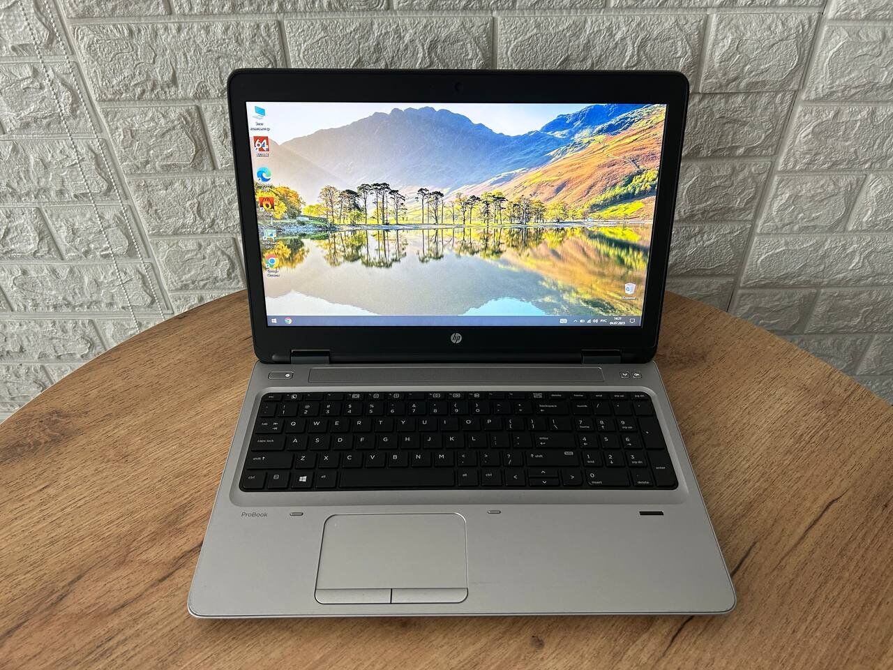 Ноутбук Б-клас HP ProBook 650 G3 / 15.6" (1366x768) TN / Intel Core i7-7600U (2 (4) ядра по 2.8 - 3.9 GHz) / 8 GB DDR4 / 256 GB SSD / AMD Radeon R7 M350, 2 GB DDR3, 64-bit / WebCam - Зображення 2