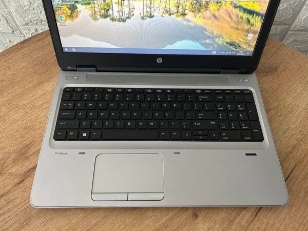 Ноутбук Б-клас HP ProBook 650 G3 / 15.6" (1366x768) TN / Intel Core i7-7600U (2 (4) ядра по 2.8 - 3.9 GHz) / 8 GB DDR4 / 256 GB SSD / AMD Radeon R7 M350, 2 GB DDR3, 64-bit / WebCam - Зображення 3