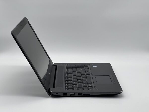 Ноутбук HP ZBook 15 G4 / 15.6" (1920x1080) TN / Intel Core i5-7440HQ (4 ядра по 2.8 - 3.8 GHz) / 8 GB DDR4 / 120 GB SSD / Intel HD Graphics 630 / WebCam - Зображення 3