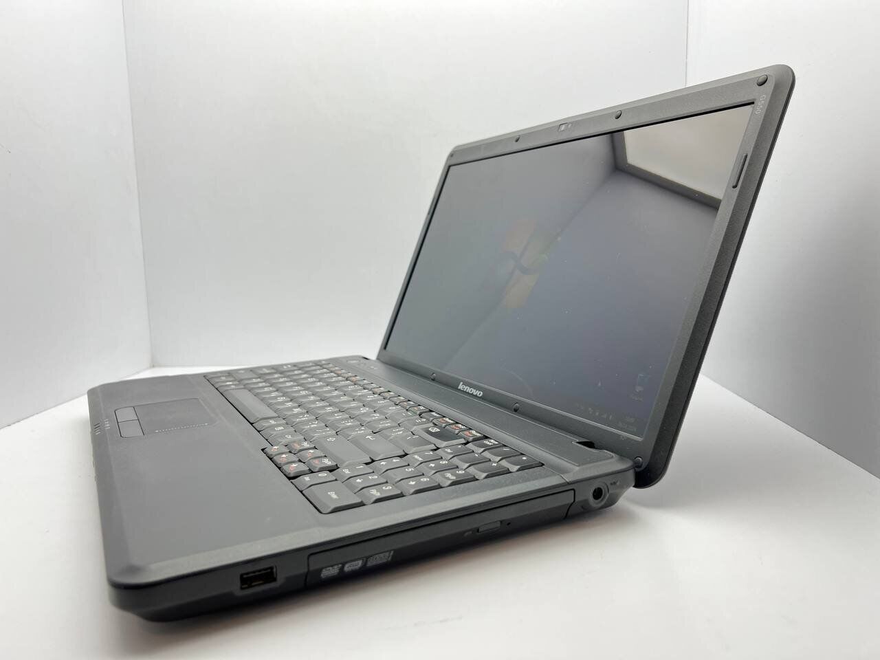 Ноутбук Lenovo G550 / 15.6" (1366x768) TN / Intel Pentium T4400 (2 ядра по 2.2 GHz) / 4 GB DDR3 / 500 GB HDD / Intel GMA 4500M Graphics / WebCam - Зображення 4