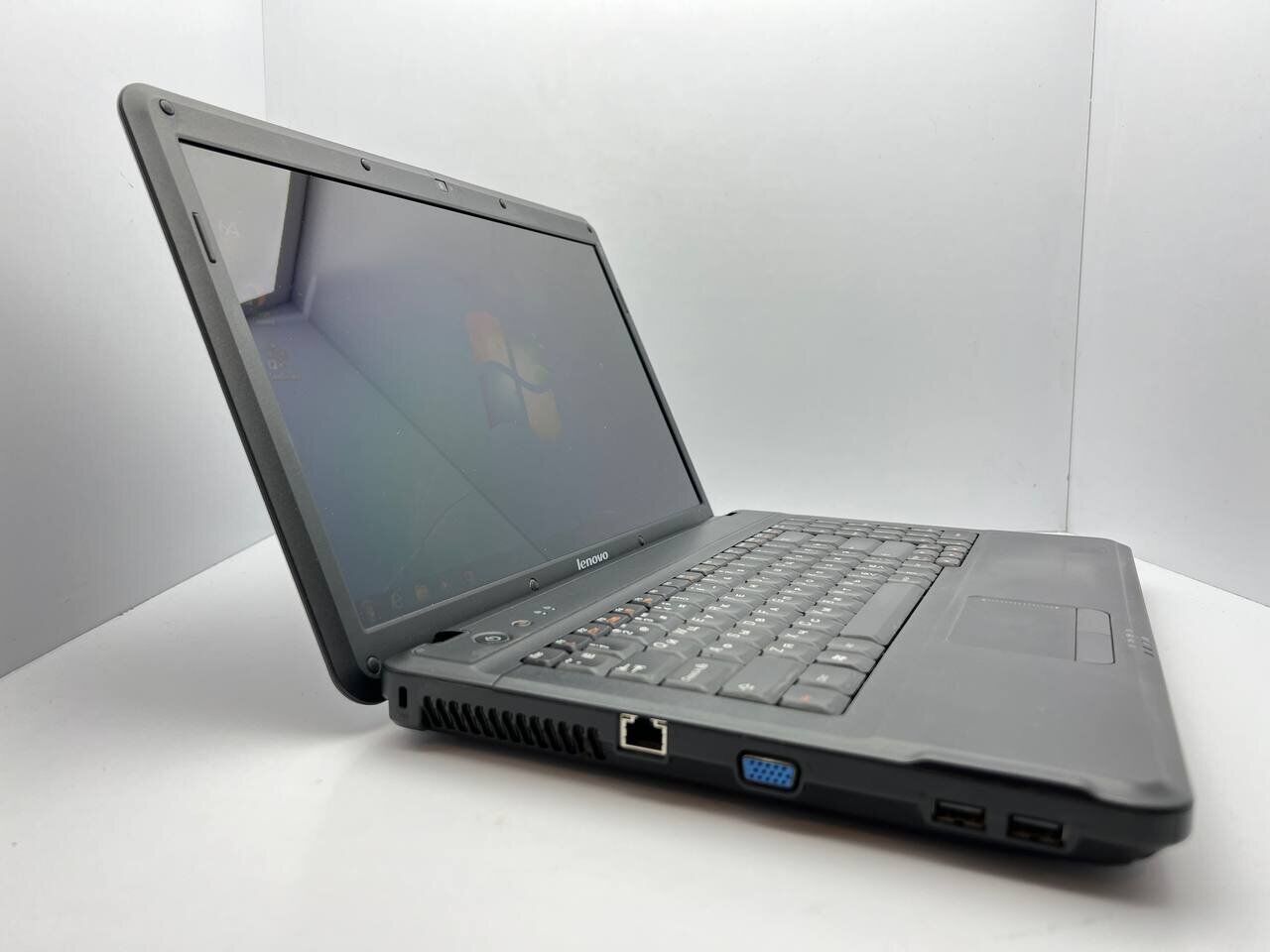 Ноутбук Lenovo G550 / 15.6" (1366x768) TN / Intel Pentium T4400 (2 ядра по 2.2 GHz) / 4 GB DDR3 / 500 GB HDD / Intel GMA 4500M Graphics / WebCam - Зображення 3