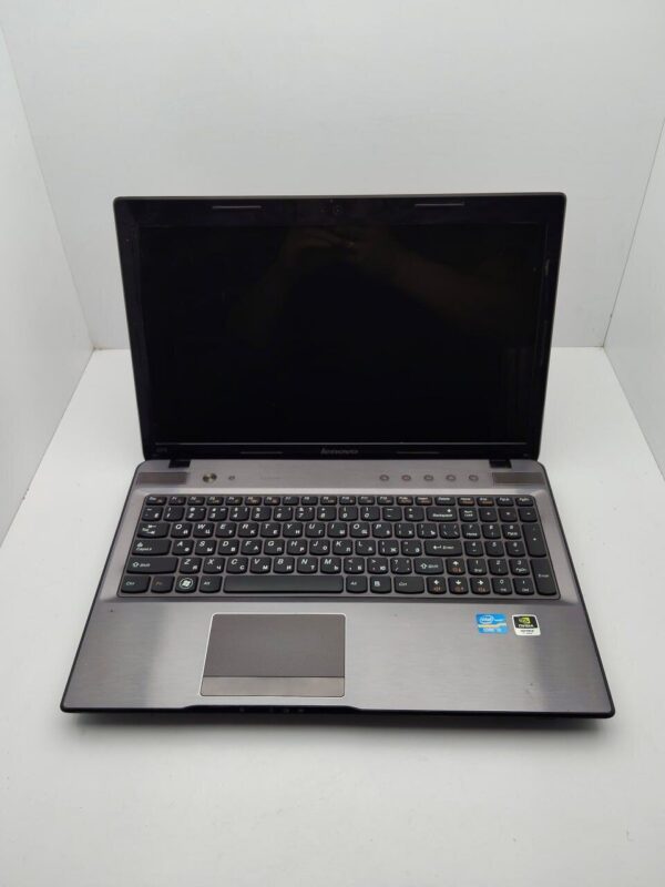 Ноутбук Lenovo IdeaPad Z570 / 15.6" (1366x768) TN / Intel Core i5-2450M (2 (4) ядра по 2.5 - 3.1 GHz) / 6 GB DDR3 / 500 GB HDD / nVidia GeForce GT 540M, 1 GB DDR3, 64-bit / WebCam - Зображення 2