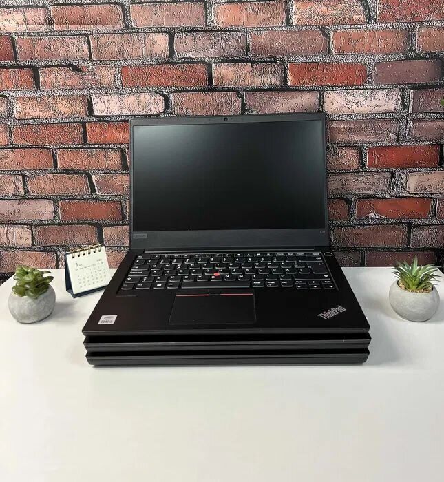 Ноутбук Lenovo ThinkPad E14 / 14" (1920x1080) IPS / Intel Core i5-10210U (4 (8) ядра по 1.6 - 4.2 GHz) / 8 GB DDR4 / 256 GB SSD / Intel UHD Graphics / WebCam / Win 10 Pro - Зображення 2