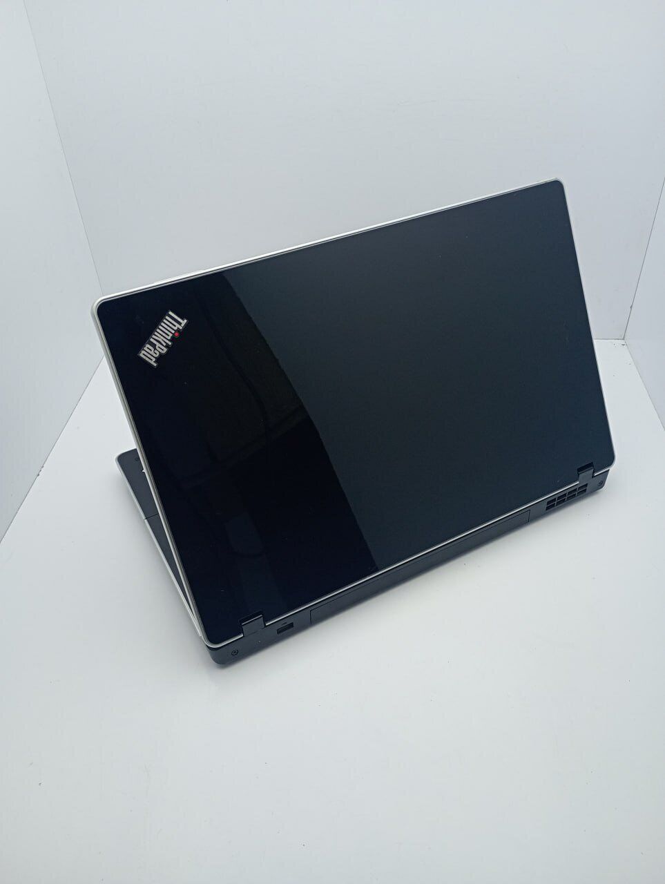 Ноутбук Lenovo ThinkPad Edge 15 / 15.6" (1366x768) TN / Intel Core i3-380M (2(4) ядра по 2.53 GHz) / 6 GB DDR3 / 320 GB HDD / Intel HD Graphics / WebCam - Зображення 8