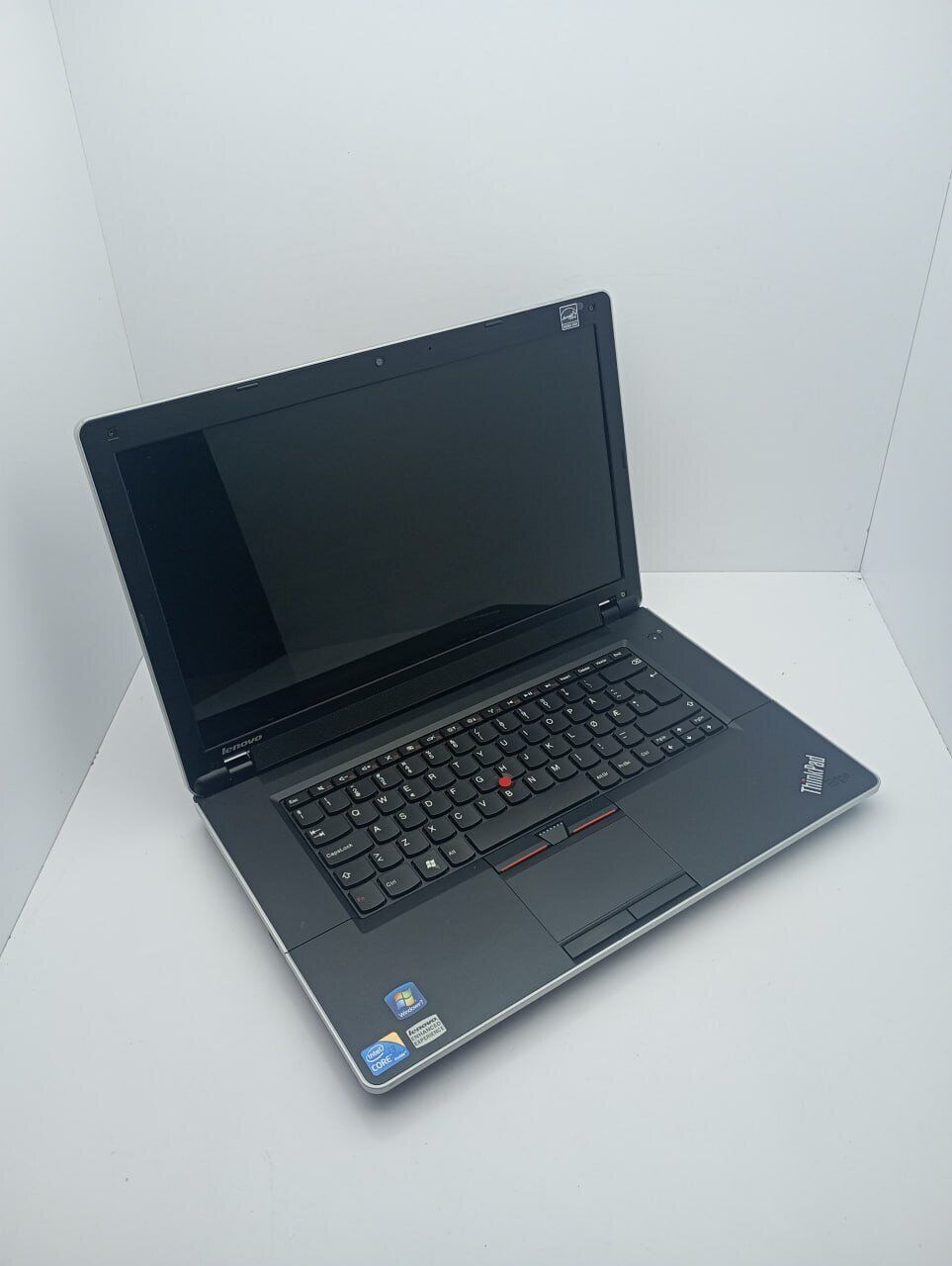 Ноутбук Lenovo ThinkPad Edge 15 / 15.6" (1366x768) TN / Intel Core i3-380M (2(4) ядра по 2.53 GHz) / 6 GB DDR3 / 320 GB HDD / Intel HD Graphics / WebCam - Зображення 3