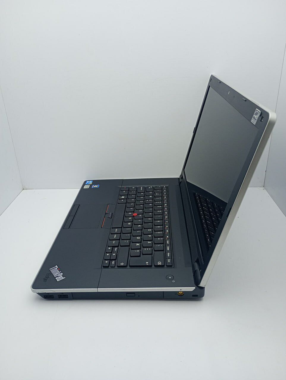 Ноутбук Lenovo ThinkPad Edge 15 / 15.6" (1366x768) TN / Intel Core i3-380M (2(4) ядра по 2.53 GHz) / 6 GB DDR3 / 320 GB HDD / Intel HD Graphics / WebCam - Зображення 6