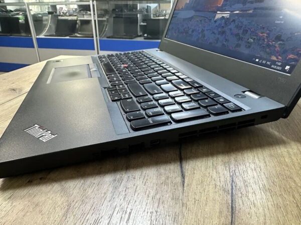 Ноутбук Lenovo ThinkPad T550 / 15.6" (1920x1080) TN / Intel Core i5-5300U (2 (4) ядра по 2.3 - 2.9 GHz) / 8 GB DDR3 / 500 GB HDD / Intel HD Graphics 5500 / WebCam - Зображення 5