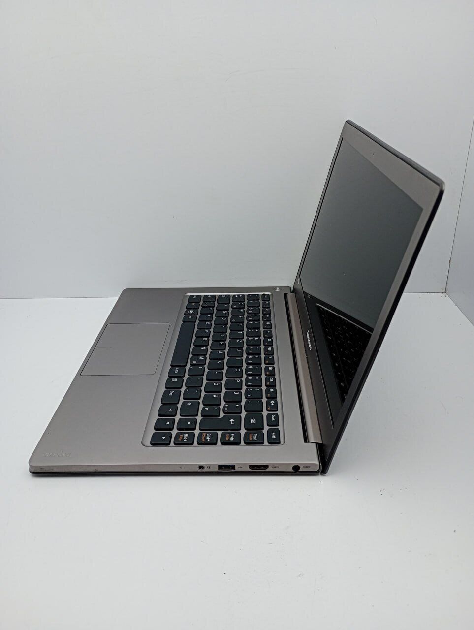 Ноутбук Lenovo U300s / 13.3'' (1366х768) TN / Intel Core i7-2677M (2 (4) ядра по 1.8 - 2.9 GHz) / 4 GB DDR3 / 240 GB SSD / Intel HD Graphics 3000 / WebCam - Зображення 3