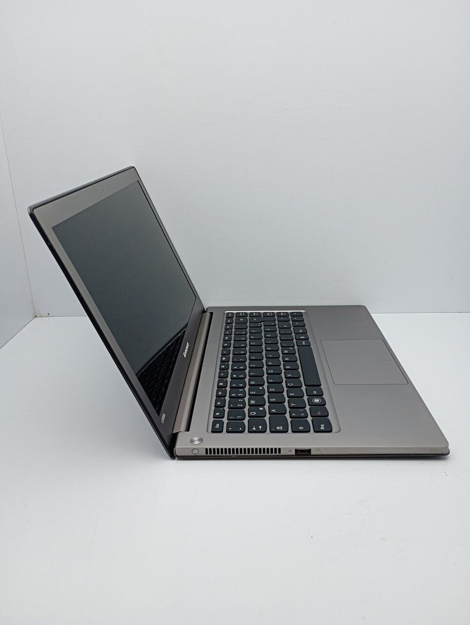 Ноутбук Lenovo U300s / 13.3'' (1366х768) TN / Intel Core i7-2677M (2 (4) ядра по 1.8 - 2.9 GHz) / 4 GB DDR3 / 240 GB SSD / Intel HD Graphics 3000 / WebCam - Зображення 4