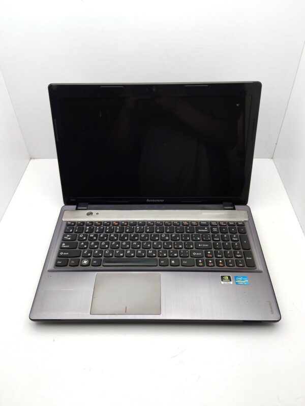 Ноутбук Lenovo Z580 / 15" (1366x768) TN / Intel Core i3-3110M (2 (4) ядра по 2.4 GHz) / 6 GB DDR3 / 640 GB HDD / nVidia GeForce GT 630, 1 GB DDR3, 128-bit / WebCam - Зображення 2