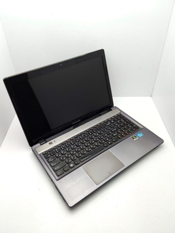 Ноутбук Lenovo Z580 / 15" (1366x768) TN / Intel Core i3-3110M (2 (4) ядра по 2.4 GHz) / 6 GB DDR3 / 640 GB HDD / nVidia GeForce GT 630, 1 GB DDR3, 128-bit / WebCam - Зображення 3
