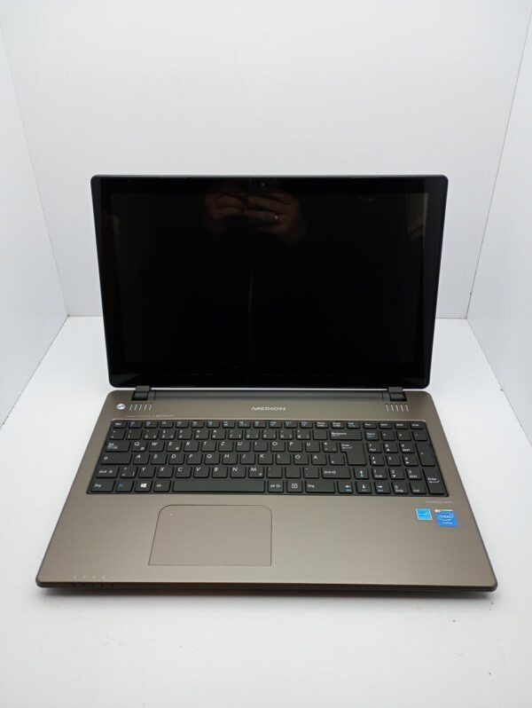 Ноутбук Medion Akoya / 15.6" (1366x768) TN Touch / Intel Celeron N2920 (4 ядра по 1.86 - 2.0 GHz) / 4 GB DDR3 / 120 GB SS / Intel HD Graphics / WebCam - Зображення 2