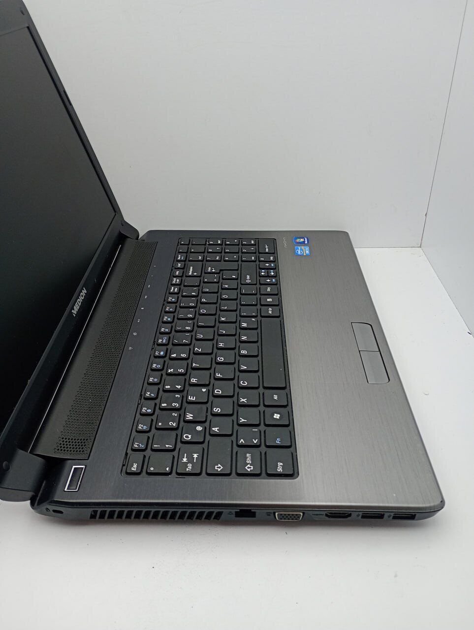 Ноутбук Medion Akoya 156 / 15.6" (1366x768) TN / Intel Core i3-2350M (2 (4) ядра по 2.3 GHz) / 6 GB DDR3 / 500 GB HDD / Intel HD Graphics 3000 / WebCam - Зображення 3