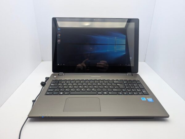 Ноутбук Medion Akoya 6240T / 15.6" (1366x768) TN / Intel Celeron N2920 (4 ядра по 1.86 - 2.0 GHz) / 4 GB DDR3 / 128 GB SSD / Intel HD Graphics / WebCam / АКБ не тримає - Зображення 2