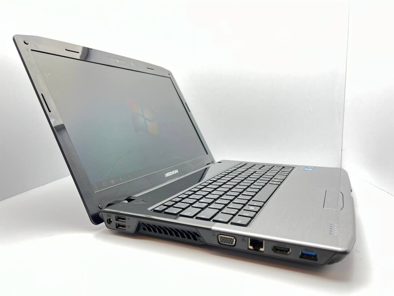 Ноутбук Medion Akoya E6226 / 15.6" (1366x768) TN / Intel Core i3-2310M (2 (4) ядра по 2.4 GHz) / 4 GB DDR3 / 750 GB HDD / Intel HD Graphics 3000 / WebCam - Зображення 3
