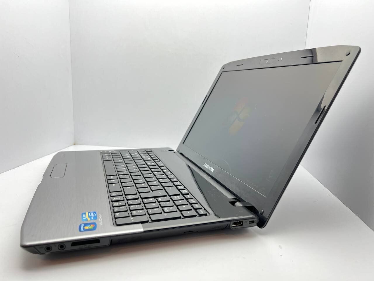 Ноутбук Medion Akoya E6226 / 15.6" (1366x768) TN / Intel Core i3-2310M (2 (4) ядра по 2.4 GHz) / 4 GB DDR3 / 750 GB HDD / Intel HD Graphics 3000 / WebCam - Зображення 4