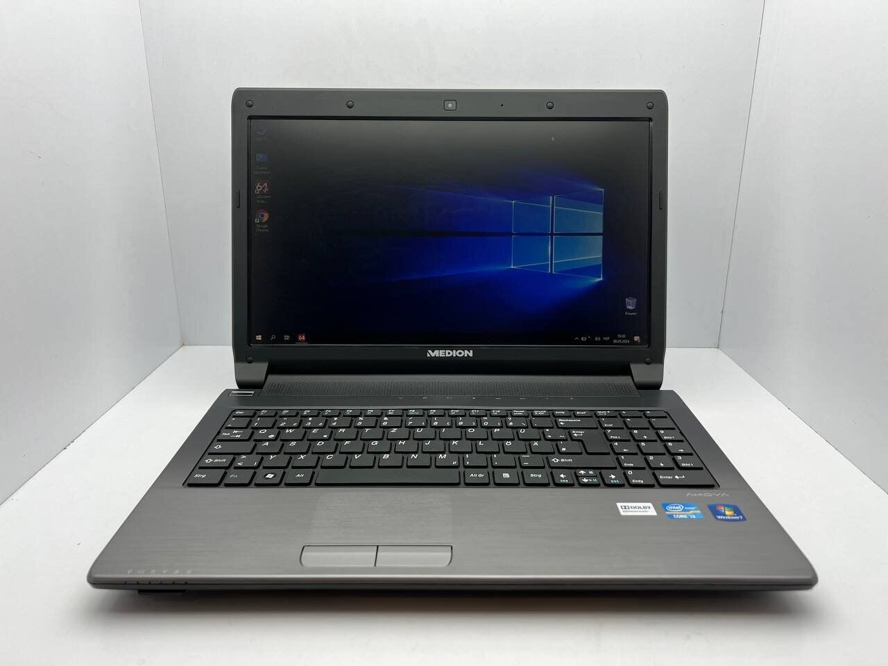 Ноутбук Medion Akoya E6228 / 15.6" (1366x768) TN / Intel Core i3-2350M (2 (4) ядра по 2.3 GHz) / 4 GB DDR3 / 128 GB SSD / Intel HD Graphics 3000 / WebCam - Зображення 2
