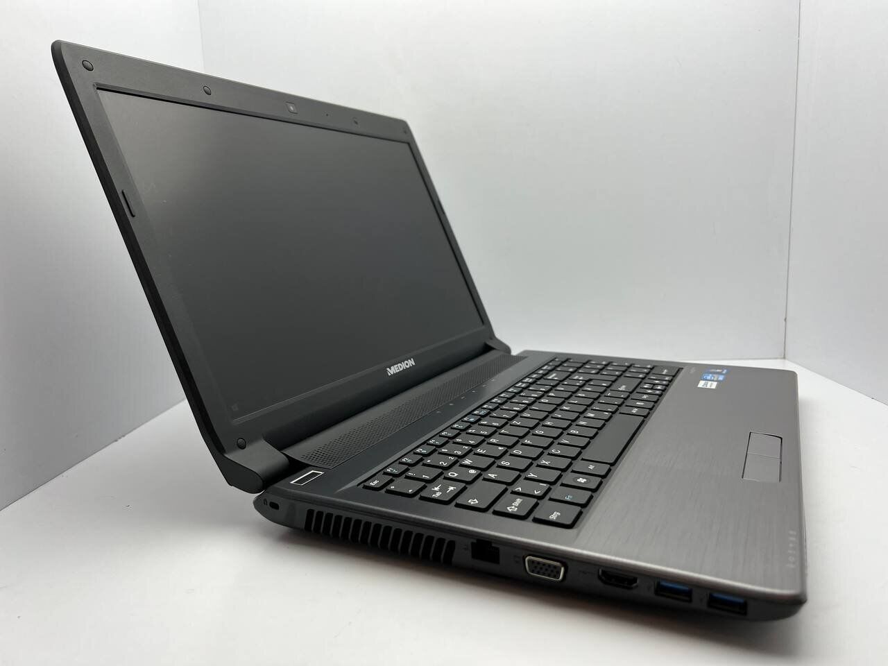 Ноутбук Medion Akoya E6228 / 15.6" (1366x768) TN / Intel Core i3-2350M (2 (4) ядра по 2.3 GHz) / 4 GB DDR3 / 128 GB SSD / Intel HD Graphics 3000 / WebCam - Зображення 3