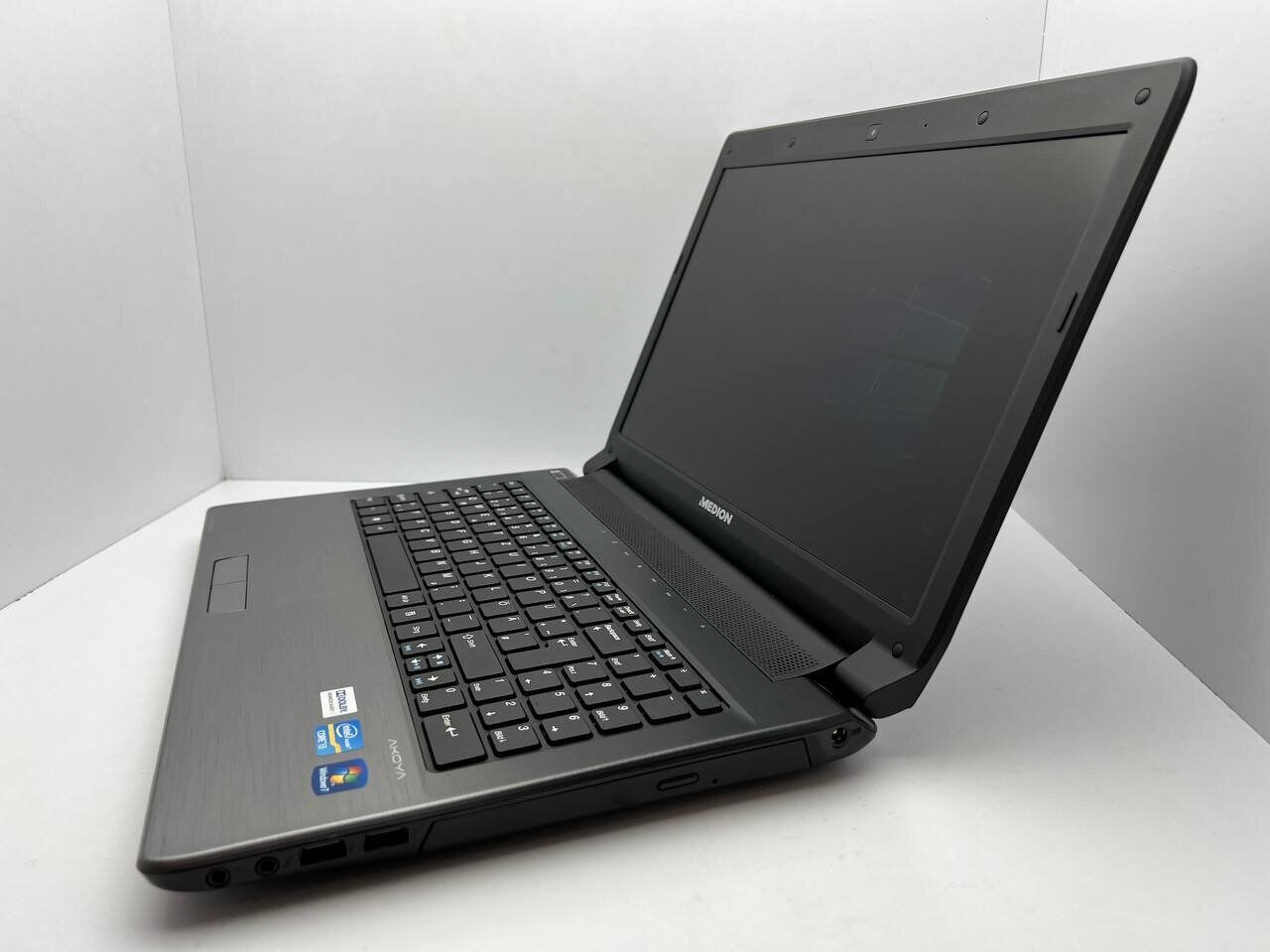 Ноутбук Medion Akoya E6228 / 15.6" (1366x768) TN / Intel Core i3-2350M (2 (4) ядра по 2.3 GHz) / 4 GB DDR3 / 128 GB SSD / Intel HD Graphics 3000 / WebCam - Зображення 4