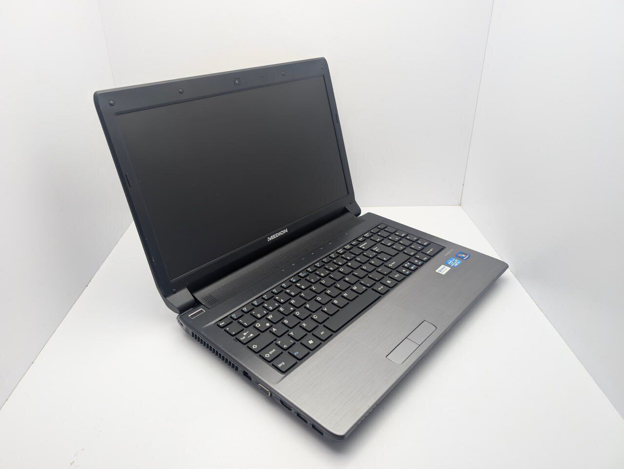 Ноутбук Medion Akoya E6228 / 15.6" (1366x768) TN / Intel Core i3-2350M (2 (4) ядра по 2.3 GHz) / 6 GB DDR3 / 120 GB SSD / Intel HD Graphics 3000 / WebCam - Зображення 3