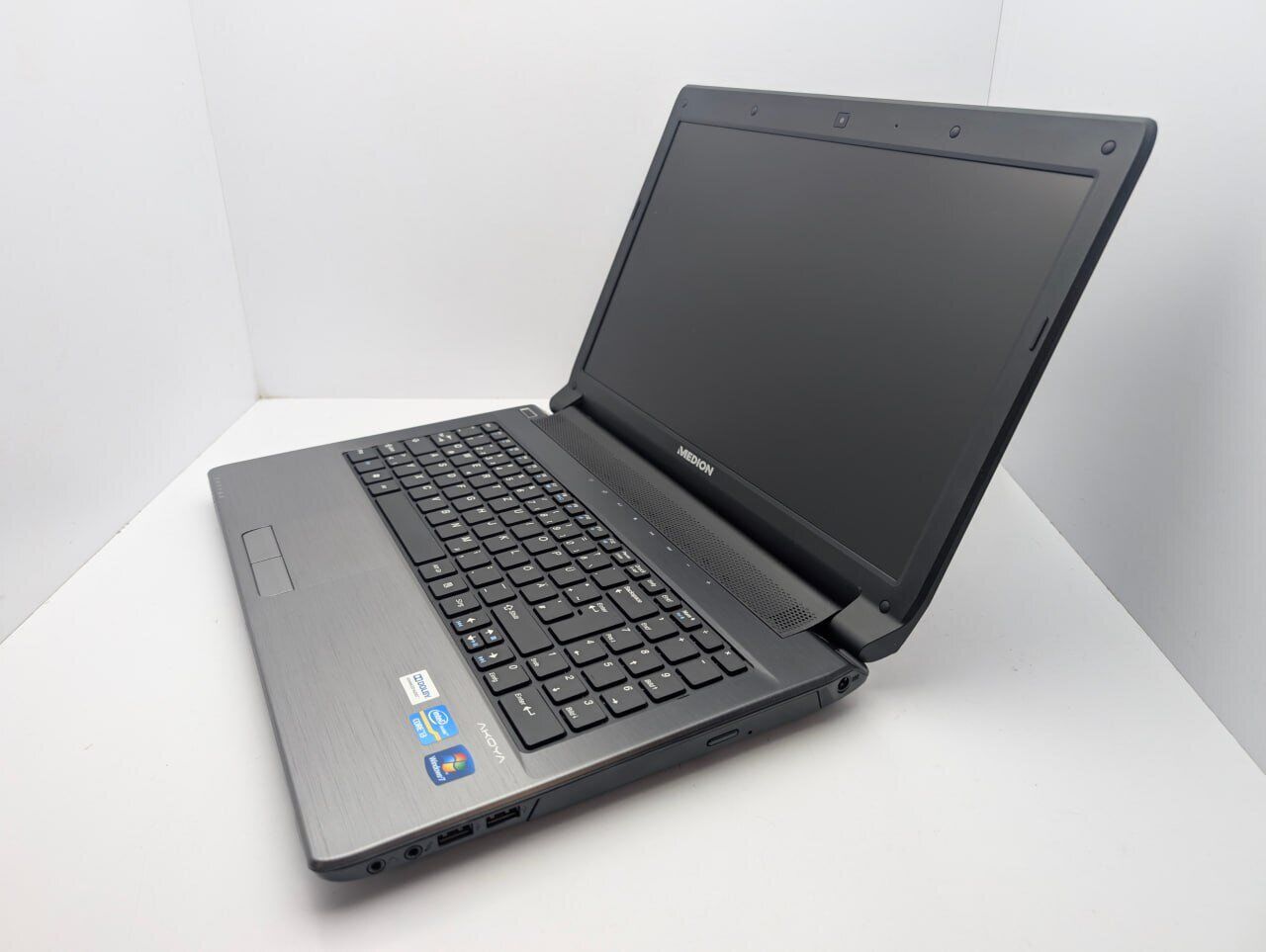 Ноутбук Medion Akoya E6228 / 15.6" (1366x768) TN / Intel Core i3-2350M (2 (4) ядра по 2.3 GHz) / 6 GB DDR3 / 128 GB SSD / Intel HD Graphics 3000 / WebCam - Зображення 4