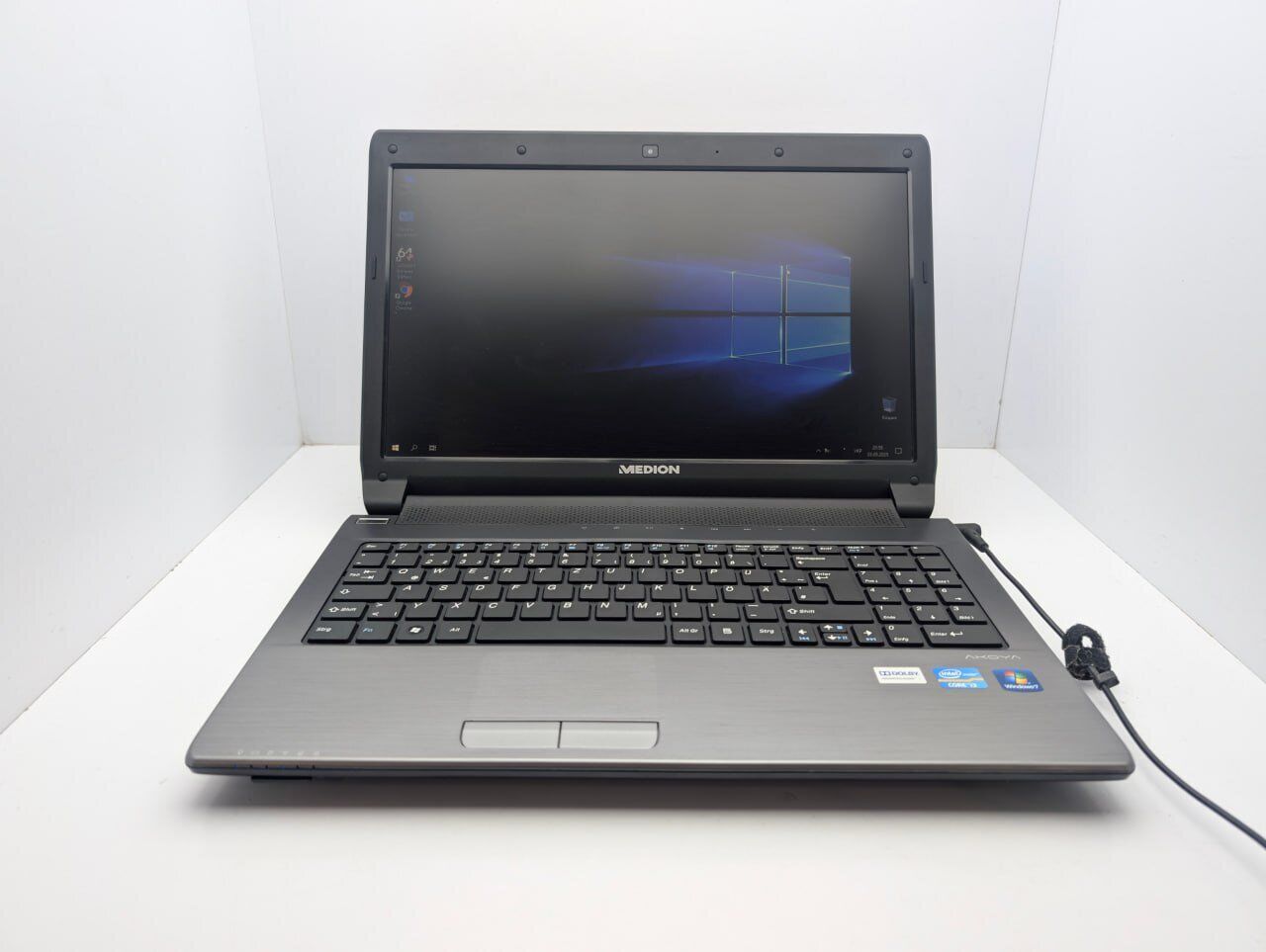 Ноутбук Medion Akoya E6228 / 15.6" (1366x768) TN / Intel Core i3-2350M (2 (4) ядра по 2.3 GHz) / 6 GB DDR3 / 128 GB SSD / Intel HD Graphics 3000 / WebCam - Зображення 2