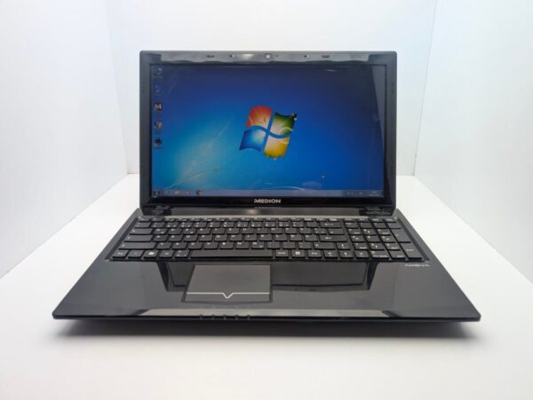 Ноутбук Medion Akoya E6315 / 15.6" (1366x768) TN / AMD E-450 (2 ядра по 1.65 GHz) / 6 GB DDR3 / 128 GB SSD / AMD Radeon HD 6320 / WebCam - Зображення 2