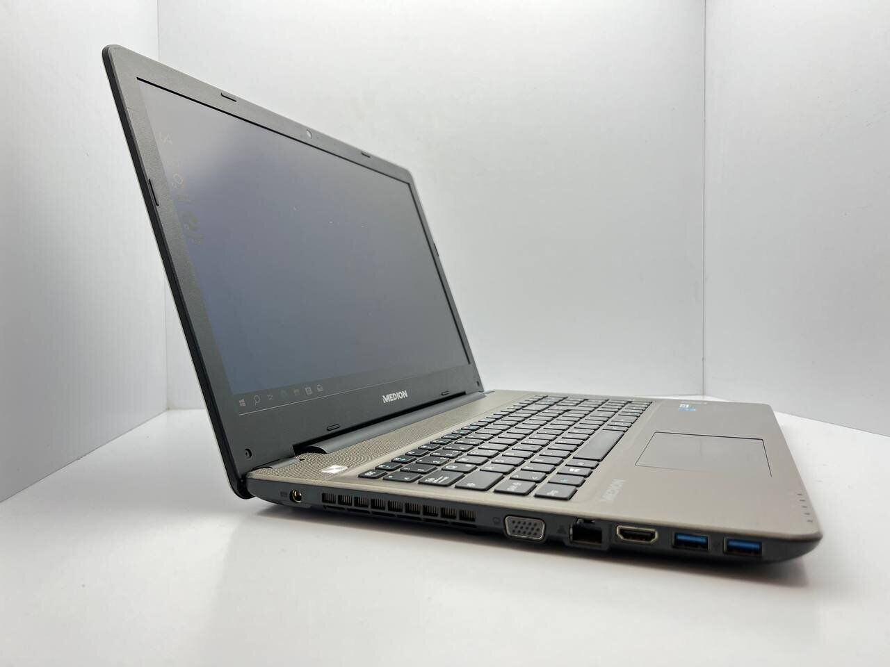Ноутбук Medion Akoya E6422 / 15.6" (1366x768) TN / Intel Core i5-6200U (2 (4) ядра по 2.3 - 2.8 GHz) / 4 GB DDR3 / 120 GB SSD / Intel HD Graphics 520 / WebCam / HDMI - Зображення 3