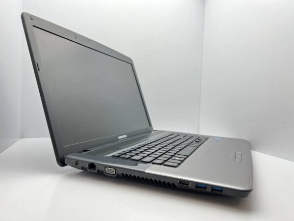 Ноутбук Medion Akoya E7220 / 17.3" (1600x900) TN / Intel Core i3-2310M (2 (4) ядра по 2.1 GHz) / 4 GB DDR3 / 750 GB HDD / Intel HD Graphics 3000 / WebCam / АКБ відсутня - Зображення 3