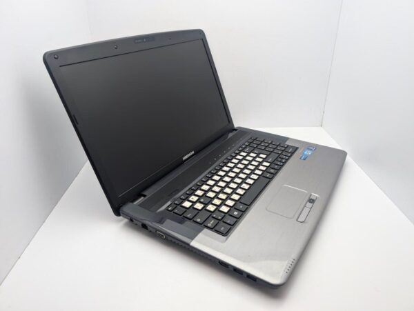 Ноутбук Medion Akoya E7220 / 17.3" (1600x900) TN / Intel Core i3-2310M (2 (4) ядра по 2.1 GHz) / 6 GB DDR3 / 750 GB HDD / Intel HD Graphics / WebCam - Зображення 3