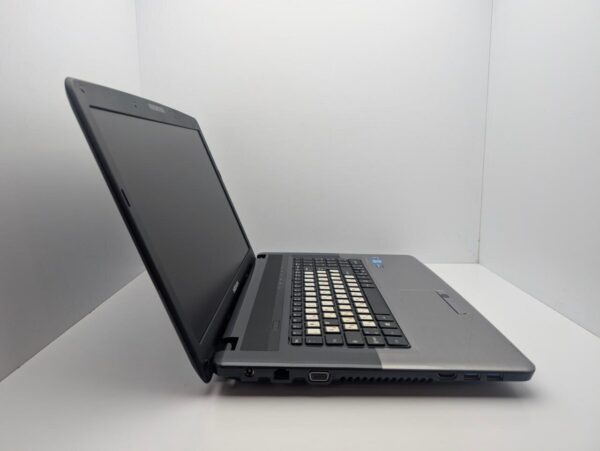 Ноутбук Medion Akoya E7220 / 17.3" (1600x900) TN / Intel Core i3-2310M (2 (4) ядра по 2.1 GHz) / 6 GB DDR3 / 750 GB HDD / Intel HD Graphics / WebCam - Зображення 5