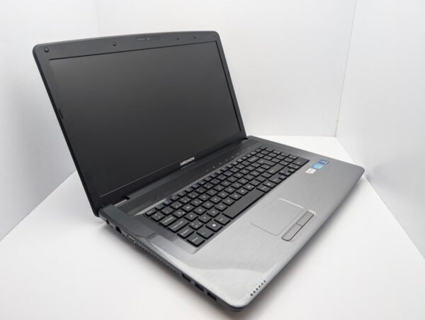 Ноутбук Medion Akoya E7222 / 17.3" (1600x900) TN / Intel Core i3-2350M (2 (4) ядра по 2.3 GHz) / 6 GB DDR3 / 240 GB SSD / Intel HD Graphics 3000 / WebCam / АКБ не тримає - Зображення 3