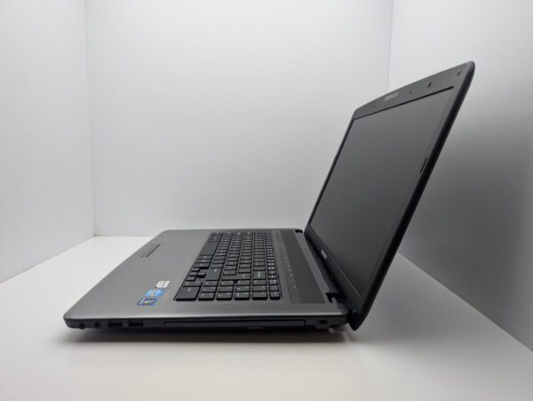 Ноутбук Medion Akoya E7222 / 17.3" (1600x900) TN / Intel Core i3-2350M (2 (4) ядра по 2.3 GHz) / 6 GB DDR3 / 240 GB SSD / Intel HD Graphics 3000 / WebCam / АКБ не тримає - Зображення 6