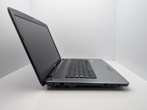 Ноутбук Medion Akoya E7222 / 17.3" (1600x900) TN / Intel Core i3-2350M (2 (4) ядра по 2.3 GHz) / 6 GB DDR3 / 240 GB SSD / Intel HD Graphics 3000 / WebCam / АКБ не тримає - Зображення 5