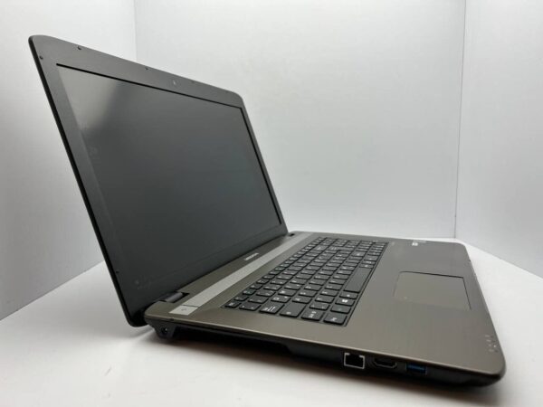 Ноутбук Medion Akoya E7225 / 17.3" (1600x900) TN / Intel Celeron N2940 (4 ядра по 1.83 - 2.25 GHz) / 4 GB DDR3 / 128 GB SSD / Intel HD Graphics / WebCam - Зображення 3